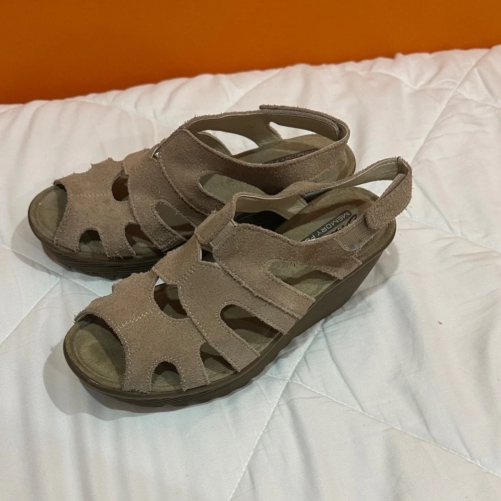 NEW Skechers Tan Suede Women's Sandals size 6